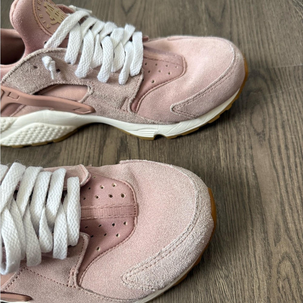 Nike Women's Huarache Run Shoes - Picture 2 of 6
